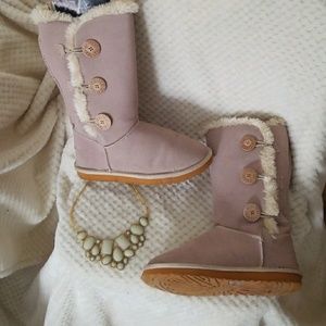Rare sand colored bailey button UGGS